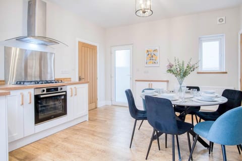 Seascape Retreat - 3 Bedroom Flat - Porthcawl (8814)