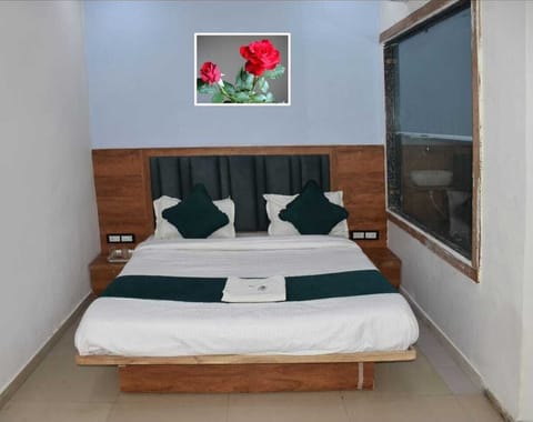 Deluxe Room | Egyptian cotton sheets, premium bedding, memory foam beds, desk