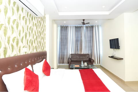 Deluxe Room | Desk, free WiFi