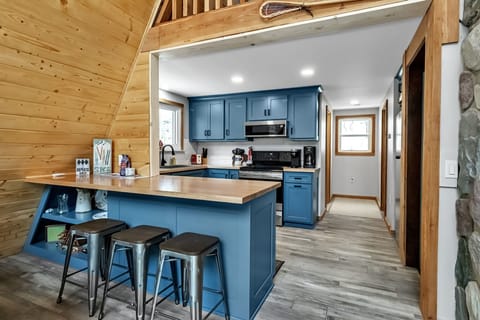 Breakfast bar and kitchen