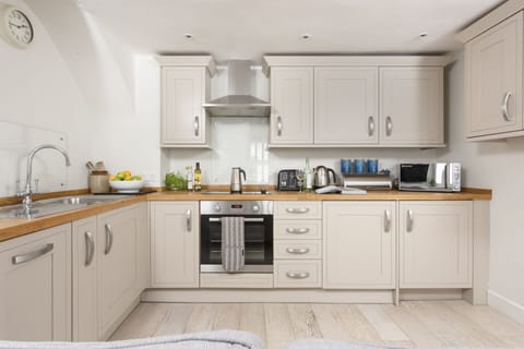 Kitchen with slim dishwasher, cooker and hob, microwave - 4 Quayside