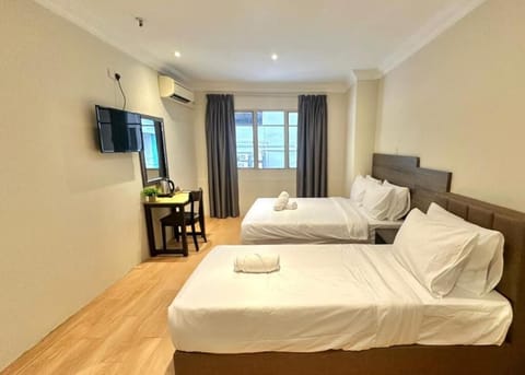 Deluxe Triple Room | Desk, iron/ironing board, free WiFi