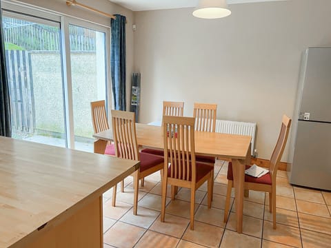 Fishermans Grove Holiday Home No. 21. Kitchen dining room seating for six. Bright, modern