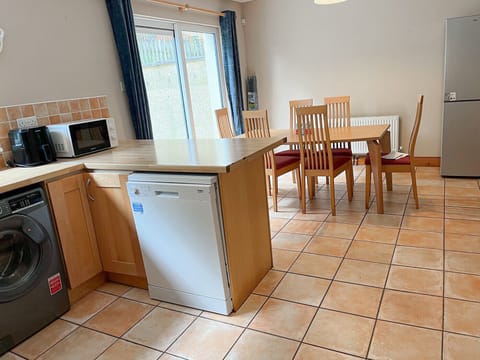 Fishermans Grove Holiday Home No. 21. Kitchen, dining. Seating for six with all mod cons. Bright open plan.