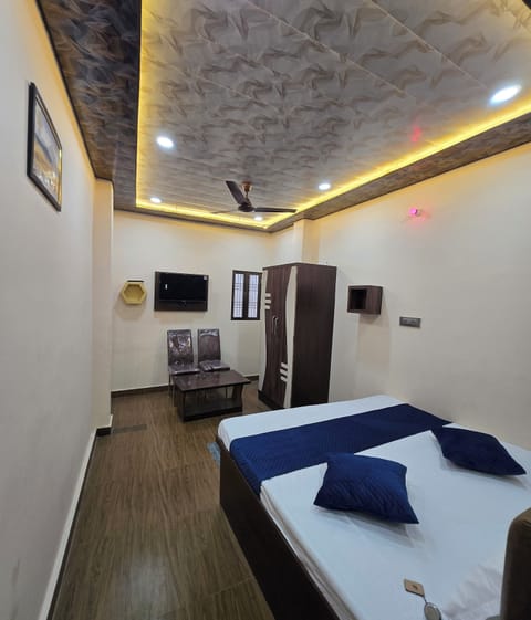 Premium bedding, desk, laptop workspace, free WiFi