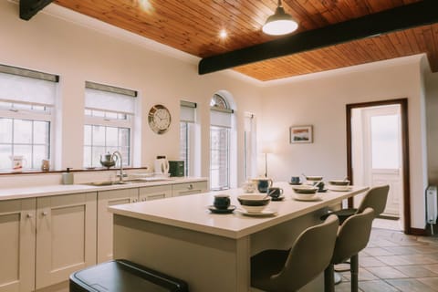 Fully equipped kitchen with island