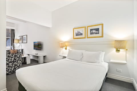 Apartment | 1 bedroom, laptop workspace, bed sheets