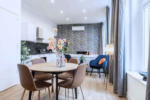 Stylish dining area with floral accents – Bed en Koffie, appartement Tilburg near Efteling.