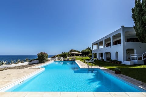 The pool and the villa.
