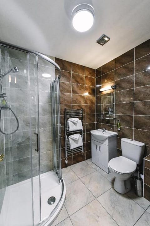 Single Room | Bathroom | Combined shower/tub, free toiletries, hair dryer, towels