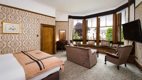 King Room | Premium bedding, in-room safe, individually decorated, desk
