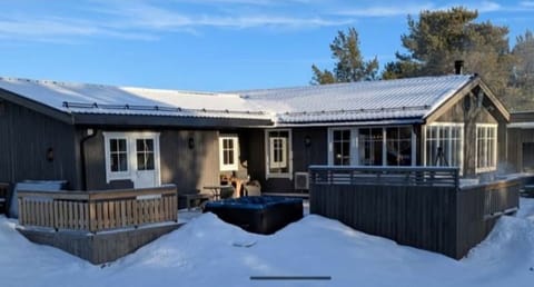 Det er utgang til terrasse fra stua og badet,og terrassen går nesten rundt hytta