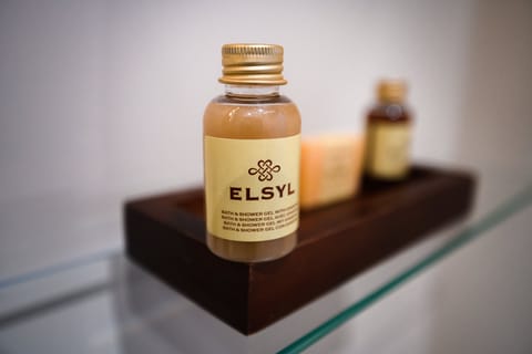 Shower, free toiletries, towels