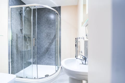 Shower, free toiletries, towels