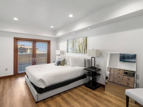 King Bed / Balcony Access