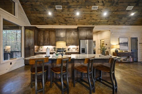 Kitchen with island seating (4)