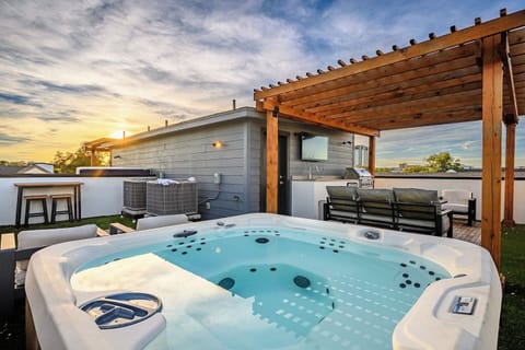 Outdoor spa tub