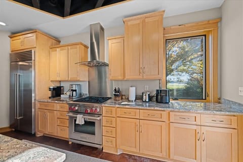 This isn’t just a kitchen — it’s your vacation flavor lab! Whip up pancakes in your pajamas, shake up a sunset cocktail, or host a midnight snack-off. Everything you need to cook, create, and savor those vacation moments.