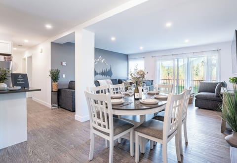 Hardy Summit dining and living room