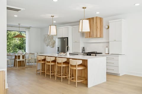 Kitchen: This exquisite kitchen features premium appliances, stunning quartz countertops, and stylish details, offering the perfect blend of luxury and practical comfort. Your culinary retreat starts here.