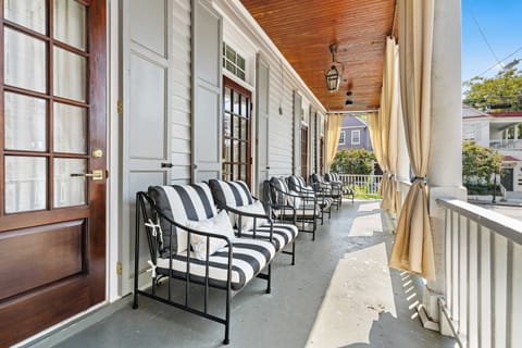 Spacious shared porch w/ seating!