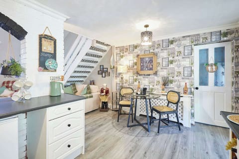 The Cheeky Squirrel, New Brighton - Host & Stay