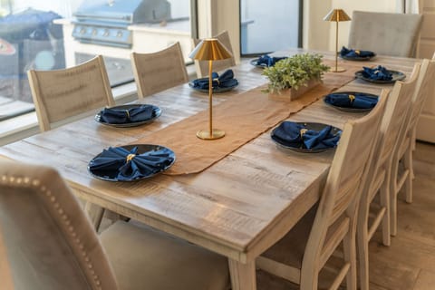 Large dinning table, extra seating can be added