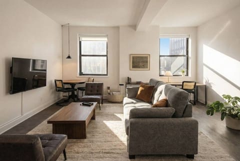 An open, light-filled space perfect for work, rest, and taking in the skyline
