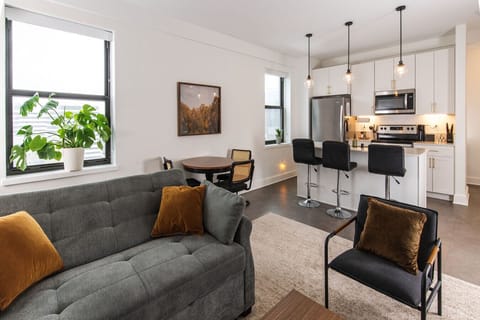 An open, light-filled space perfect for work, rest, and taking in the skyline