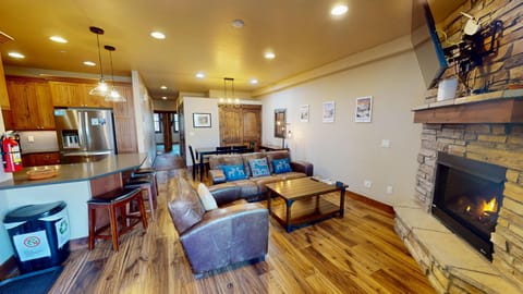 Beautiful Living Area with Gas Fireplace, Flatscreen - Beautiful Living Area with Gas Fireplace, Flatscreen