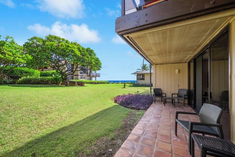 Living & master lanai wi/views & a short walk to the beach acces