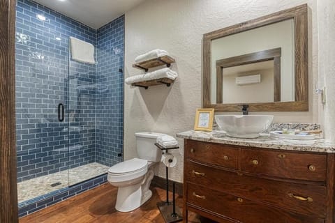 Deluxe Room | Bathroom | Shower, free toiletries, hair dryer, towels