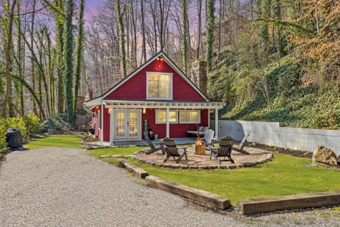 Peaceful and secluded Hazelnut Hollow just minutes to the Pigeon Forge Parkway. 