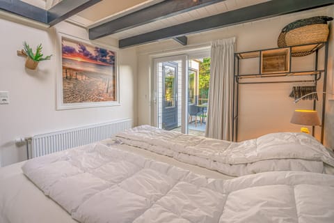House | 1 bedroom, individually furnished, bed sheets
