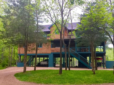 Home Place on the Maury – Inviting Front View and Cozy Comfort for Your Ideal Getaway!