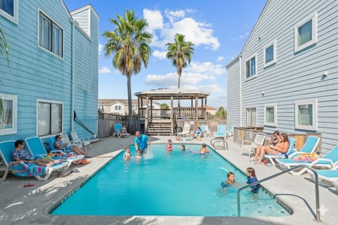 Make memories under the sun at Blue Horizon Haven’s inviting community pool!