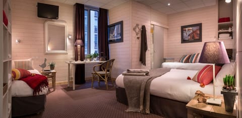 Family Room | Desk, soundproofing, free WiFi, bed sheets