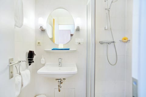 Double Room, 1 King Bed | Bathroom | Hair dryer, towels