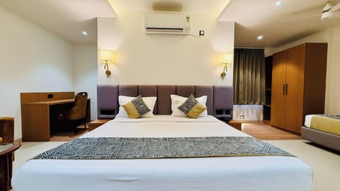 Suite, City View
