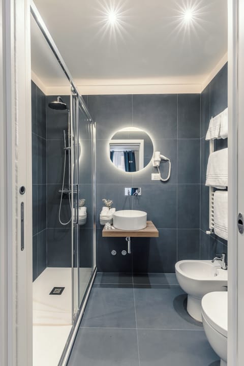 Superior Double Room | Bathroom | Shower, free toiletries, hair dryer, slippers