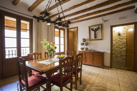 Traditional House, 2 Bedrooms | Dining room
