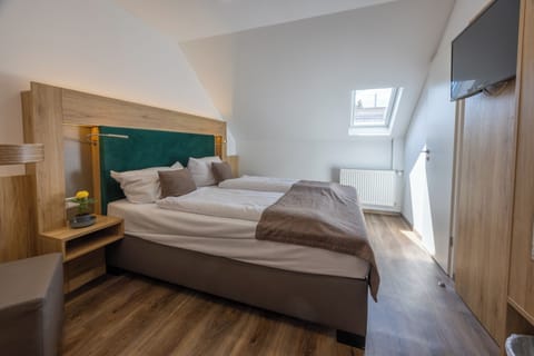 Comfort Double Room | In-room safe, desk, iron/ironing board, free WiFi