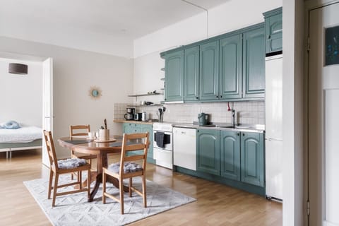 This bright, open kitchen and dining area is the perfect central hub for your stay. Whether you`re brewing a fresh cup of coffee or planning your next adventure over a meal, the space is airy and well-equipped.