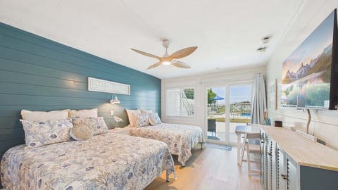 Bright studio on beach level with 2 queen beds (sleeps 4)