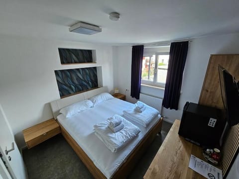 In-room safe, desk, free WiFi