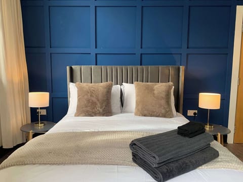 Luxurious King Bed with Crisp Linen and Soft Lighting