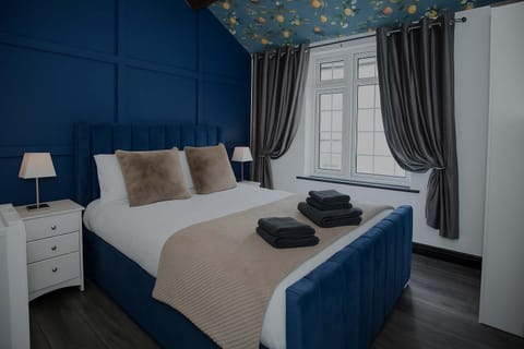 King Size Bed with Crisp Linen and Fluffy Towels 