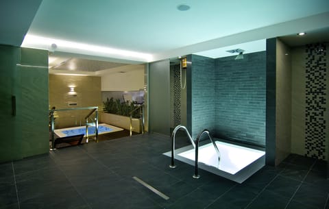 Sauna, hot tub, steam room