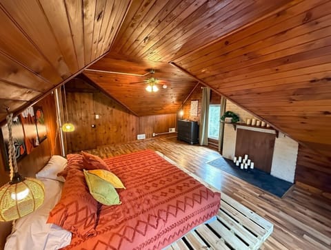 BayCity_Bedroom_CozyWarmWood