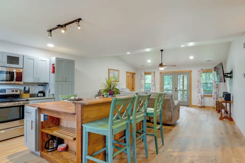 Dining Island | Dishware/Flatware